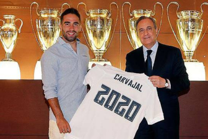Florentino Pérez entrega una camiseta a Carvajal con el dorsal 2020, tras firmar el lateral la ampliación de contrato.