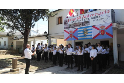 Bárcena del Bierzo desplegó una pancarta conmemorativa de sus 60 años de existencia y celebró con música la efeméride.