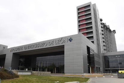 Imagen frontal del Caule, el Centro Asistencial Universitario de León. J. CASARES