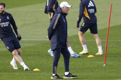 Ancelotti, junto a Nacho, en un entrenamiento de la presente temporada. JAVIER LIZÓN