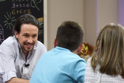Pablo Iglesias, con los niños que lo entrevistaron en '26-J. Quiero gobernar', en Tele 5.