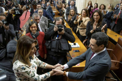 Susana Díaz felicita a Juan Manuel Moreno Bonilla tras ser elegido presidente de Andalucía. RAÚL CARO