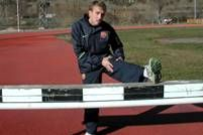 Sergio Sánchez se prepara entrenando en las pistas de atletismo del polideportivo municipal roblano