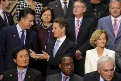 El gobernador del Banco Suizo, Hildebrand, escucha a Timothy Geithner, junto a Salgado.
