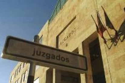 Fachada principal de los juzgados de León, en la Avenida de Sáenz de Miera de la capital