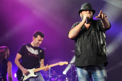 El grupo de rock Marea no defraudó a los miles de aficionados que acudieron al concierto.