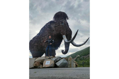 Jesús Nieto posa en el Monumento del Elefante en Magadan. DL