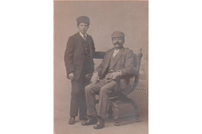 Leopoldo Gago, de pie a los 13 años, junto a su padre Ramiro Gago, en el estudio del fotógrafo Pacheco en Punta Arenas, en el 27 de abril de 1914. PACHECO. CORTESÍA DE MANUEL FERNÁNDEZ