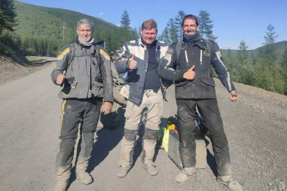 Jesús Nieto, a la derecha, vivió una intensa aventura de tres meses plena de experiencias recorriendo más de 40.000 kilométros y 18 países. DL