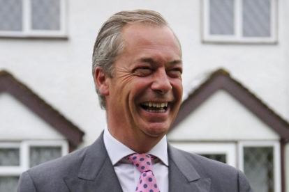 Nigel Farage, líder del UKIP, sonríe en el exterior de su casa, en Downe, antes de ir a votar.