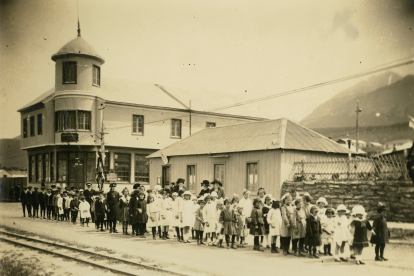 Escolares en Ushuaia. La ciudad más austral del mundo, fundada en 1884, creció en torno al penal a partir del siglo XX. CORTESÍA DE MANUEL FERNÁNDEZ