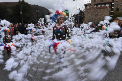 Sobresalió la calidad y la originalidad de los disfraces en el desfile de este año. Junto al titular, la imagen del grupo ganador de más de 25 integrantes. L. DE LA MATA