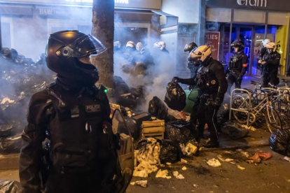 Imagen de los altercados de la noche del domingo en París. CRISTOPHE PETITE