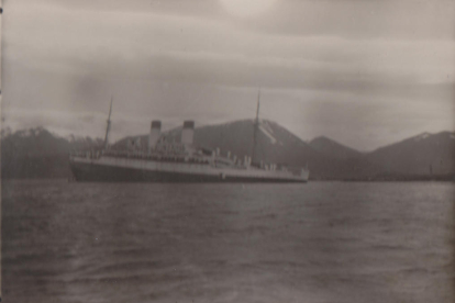 Naufragio del Monte Cervantes tras zarpar desde Ushuaia, el 22 de enero de 1930. El barco rozó el fondo y el capitán lo llevó a encallar en los islotes Les Eclaires. Así se pudo salvar a toda la tripulación y los pasajeros. ATRIBUIDA A LEOPOLDO GAGO, CORTESÍA DE MANUEL FERNÁNDEZ