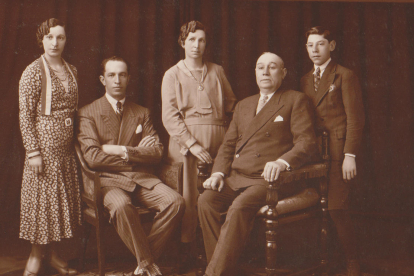 Blanca, Leopoldo, Gertrudis Fernández, Ramiro y Juan Gago, en una foto de familia durante la escala que hicieron en Buenos Arias, en noviembre de 1931 durante su viaje de regreso a Bembibre. CORTESÍA DE MANUEL FERNÁNDEZ