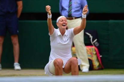 La checa Petra Kvitova se deja caer tras ganar el último punto de final de Wimbledon a la canadiense Eugenie Bouchard.