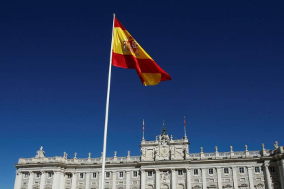 La bandera de España en el patio del Palacio Real en Madrid. KIKO HUESCA