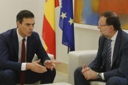 El presidente Mariano Rajoy se reúne en el jefe de la oposición, Pedro Sánchez, para detener el proceso independentista.