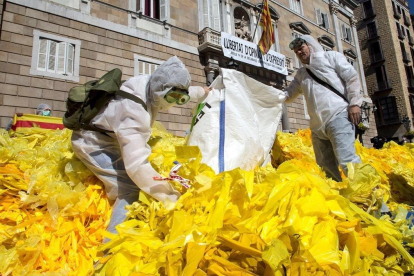 La brigada Els Segadors del Maresme vuelva miles de lazos amarillos arrancados frente al Palau de la Generalitat.