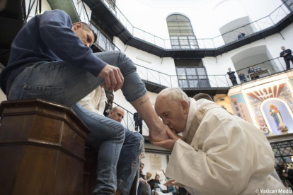 El Papa durante el ritual de lavar los pies a uno de los presos de la cárcel Regina Coeli de Roma.