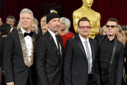 La banda irlandesa de rock, U2, en la pasada gala de los Oscar.