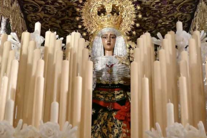 La Virgen del Baratillo de Sevilla luce el fajín de Franco para salir en procesión