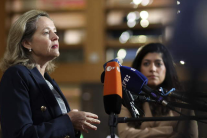 Nadia Calviño, ayer, en Bruselas, atiende a los medios tras conocerse la noticia. OLIVER HOSLET