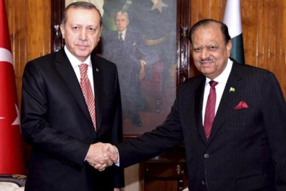 El presidente de Turquía, Recep Tayyip Erdogan (izquierda), junto a su homólogo paquistaní, Mamnoon Hussain, en Islamabad, el 16 de noviembre.