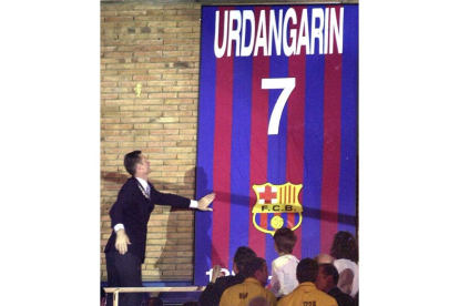 El Barcelona retiró en 2001 la camiseta de Urdangarín. LLUIS GENE