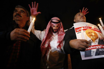 Un activista con la máscara del príncipe saudí.