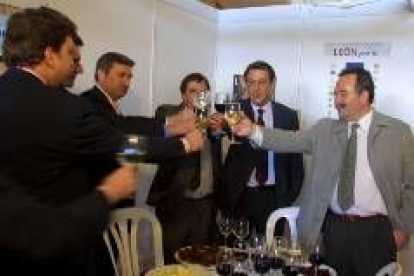 El brindis de las autoridades presentes no faltó en la inauguración