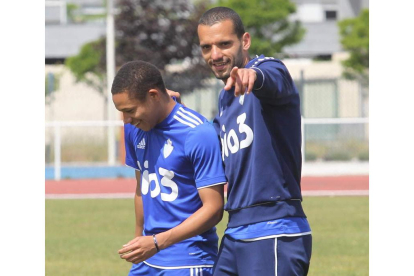 Wellington y Yuri, con cara de felicidad tras ganar en Murcia, durante el entrenamiento de ayer.