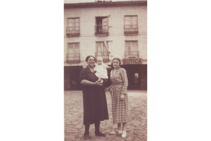 Raúl Guerra Garrido, sostenido en brazos por su comadrona y junto a su tía Carmen, en 1936 en Cacabelos. IEB