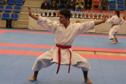 El joven karateca ponferradino durante una exhibición de katas.