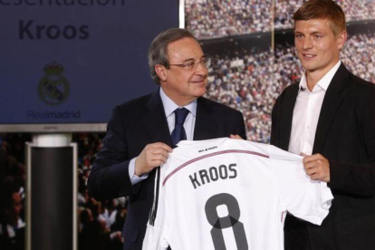 Toni Kroos junto a Florentino Pérez el día de la presentación del jugador alemán en julio del 2014.