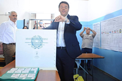 El primer ministro italiano, Matteo Renzi, deposita su voto.