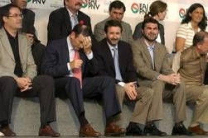 El lendakari Ibarretxe se seca el sudor en un mitin ayer en Baracaldo