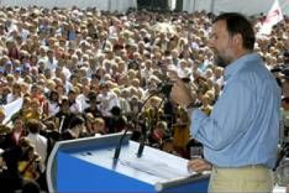 El secretario general del PP, Mariano Rajoy, ayer, en el mitin ante miles de militantes populares