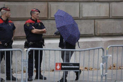 Uno de los acusados de ’la Manada’ de Manresa se tapa con un paraguas a su llegada a la Audiencia de Barcelona, en una foto de archivo.