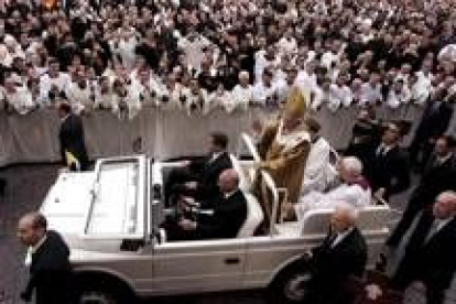 El Papa recibe el aplauso de los presentes en San Pedro subido en el «papamóvil» descubierto