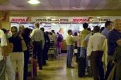 Colas de usuarios frente a los mostradores de Iberia en Barajas