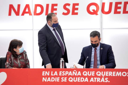 El presidente del Gobierno, Pedro Sánchez (d), junto al secretario de Organización y ministro de Fomento, José Luis Ábalos (c), y la presidenta del PSOE, Cristina Narbona (i). EVA ERCOLANESE