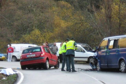 El fallecido viajaba en el Renault Clio rojo que tras chocar contra la furgoneta se empotró contra un muro de hormigón