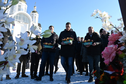 El presidente del Gobierno, Pedro Sánchez, realiza una ofrenda floral a los caídos en la guerra durante su visita el barrio de Irpin en Bucha, cerca de Kiev, Ucrania, junto al alcalde de la ciudad, Anatoly Fedoruk. MONCLOA/ BORJA RUIZ DE LA BELLACASA/ EFE