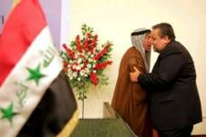 Hachem Hasani abraza al presidente saliente del Parlamento iraquí
