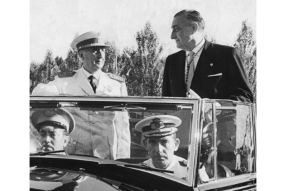 El general Franco y el alcalde Martínez Llamazares. ARCHIVO HISTÓRICO DEL DIARIO DE LEÓN