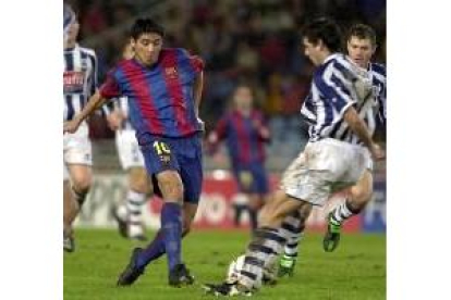 El barcelonista Riquelme lucha por un balón frente a un jugador donostiarra