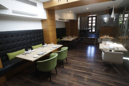 El nuevo restaurante que dirigen Javi y Ángela está situado en la plaza de San Marcelo. RAMIRO