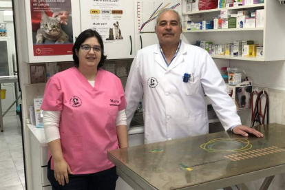 El veterinario Enrique Barroso y María Bayón, en las instalaciones de la Clínica. DL