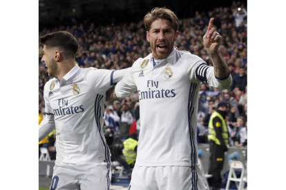 Sergio Ramos celebra el gol que le marcó de cabeza al Betis en el Santiago Bernabéu. J. J. GUILLÉN